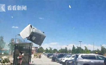 狂风将厕所吹上天 屎尿横飞洗礼地面人群