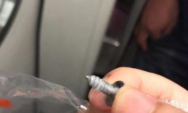妹子在网红奶茶喝出螺丝钉 还有人喝出薄膜 妹子在网红奶茶喝出螺丝钉 还有人喝出薄膜
