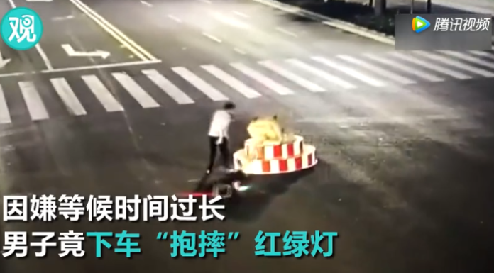 他嫌 2 分钟太久 下车冲红绿灯一个“抱摔”