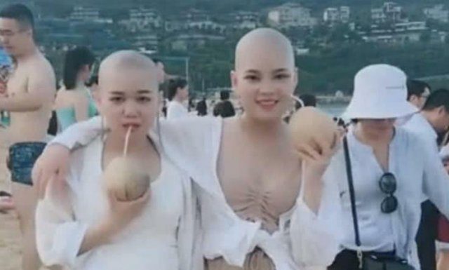 抖音这俩“尼姑”火了 穿成这样在海边