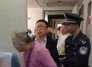 老太太火车上要求女生让座 遭拒后殴打侮辱乘警 老太太火车上要求女生让座 遭拒后殴打侮辱乘警