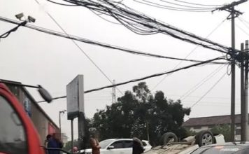 这小轿车翻了个底朝天!监控曝光后网友惊呆