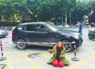咋回事?女子在街头将自家宝马车砸了 还跪着哭 咋回事?女子在街头将自家宝马车砸了 还跪着哭