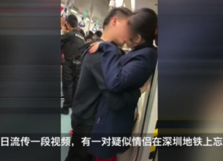 深圳一对男女地铁上忘我亲吻 身体紧贴不断摩擦 深圳一对男女地铁上忘我亲吻 身体紧贴不断摩擦