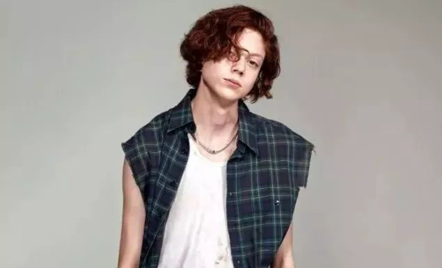 抑郁 10 年,22 岁超模变性:征服 LV,撩老佛爷