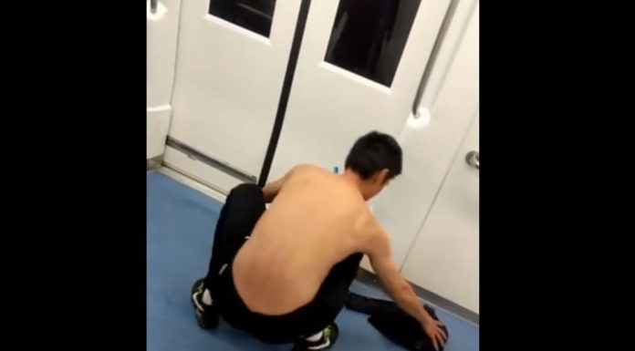 地铁上帅小伙突然脱掉上衣，接下来这一幕出乎所有人意料