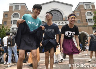 打破性别刻板，台湾高校男生集体穿裙子上学
