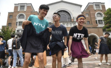 打破性别刻板，台湾高校男生集体穿裙子上学