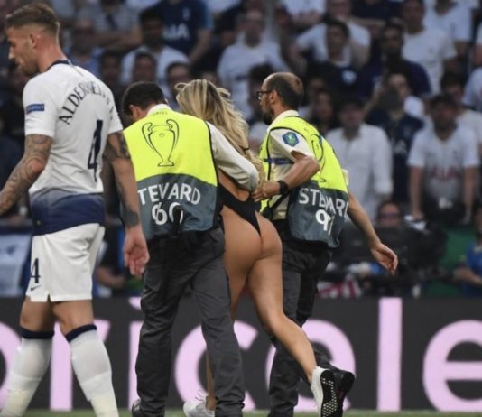 欧冠决赛再现闯入者!女球迷身着连体泳衣,渣叔看后一脸严肃