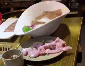 生鸡肉竟从盘中“逃走” ……用餐者吓懵 生鸡肉竟从盘中“逃走” ……用餐者吓懵