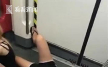 活久见 数名女生躺地铁车厢搞“行为艺术”
