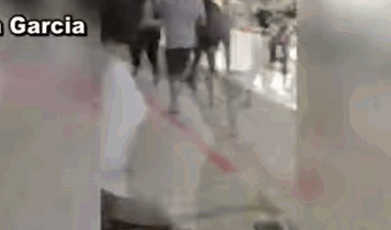 用厕纸裹了个东西往地上一扔,美国男子吓跑300多人 用厕纸裹了个东西往地上一扔,美国男子吓跑300多人