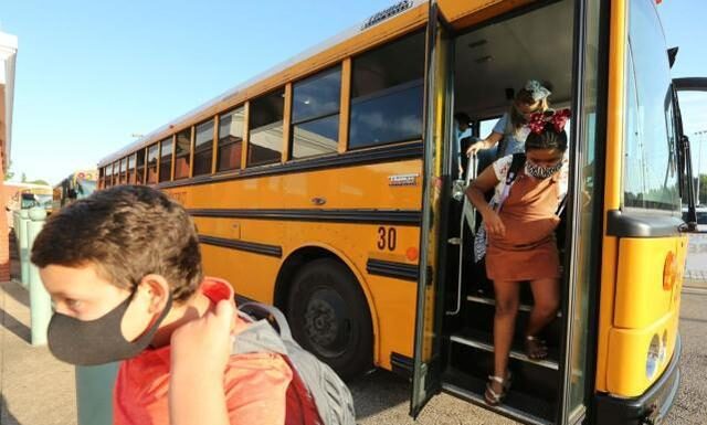 美国 10 岁女孩拒绝好好戴口罩,校车司机扇她一耳光后被解雇