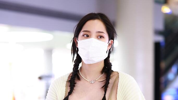 欧阳娜娜穿低胸吊带,变轻熟女清凉一夏