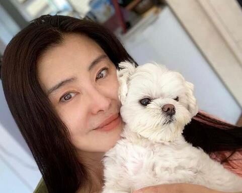 54 岁王祖贤罕见晒近照,脸僵硬法令纹抢镜,单身至今与狗相伴