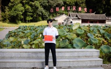 台湾艺人唐禹哲发布手拿五星红旗照片，果然绿媒不淡定了