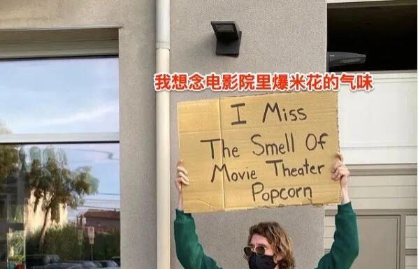 小哥一脸严肃,举牌吐槽生活中的小事,连拜登都来见他