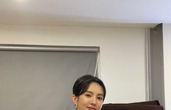 金晨晒腹肌照线条不输肌肉男 身材精瘦似金刚芭比