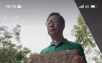 真心道歉还是卖惨营销？疯狂英语李阳为家暴道歉，雨天路边举纸板