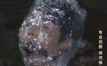 阿 Sa 仅穿内衣拍戏太敬业!嘴里塞球被保鲜膜裹住,臭水沟里光脚走