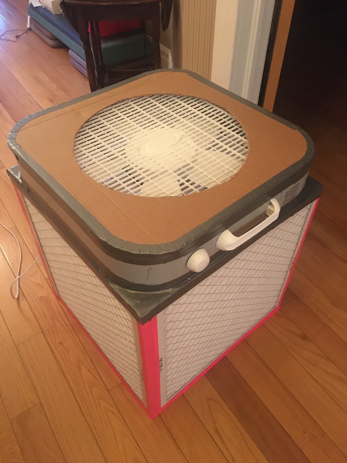 室内使用 Corsi Rosenthal Box 空气过滤装置减少烟雾颗粒