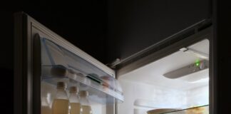 停电后家庭打开冰箱检查冷藏食物安全
