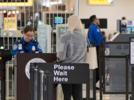 TSA 机场安检柜台核验旅客身份证件