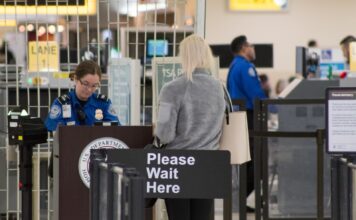 没有 REAL ID 或合格证件怎么飞?TSA 新规下先别把问题留到机场 TSA 机场安检柜台核验旅客身份证件