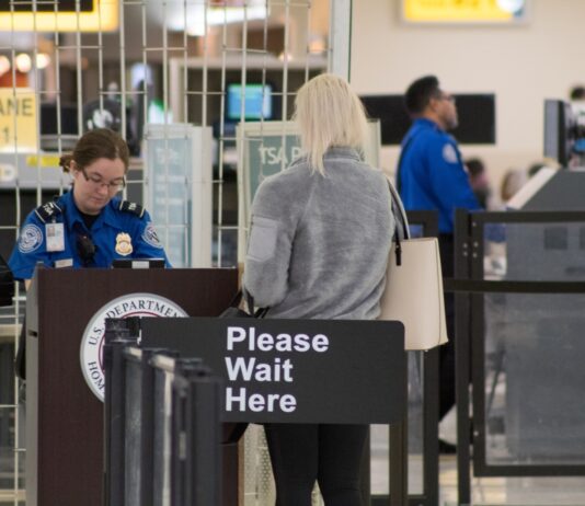 没有 REAL ID 或合格证件怎么飞?TSA 新规下先别把问题留到机场 TSA 机场安检柜台核验旅客身份证件