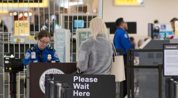 没有 REAL ID 或合格证件怎么飞?TSA 新规下先别把问题留到机场 TSA 机场安检柜台核验旅客身份证件