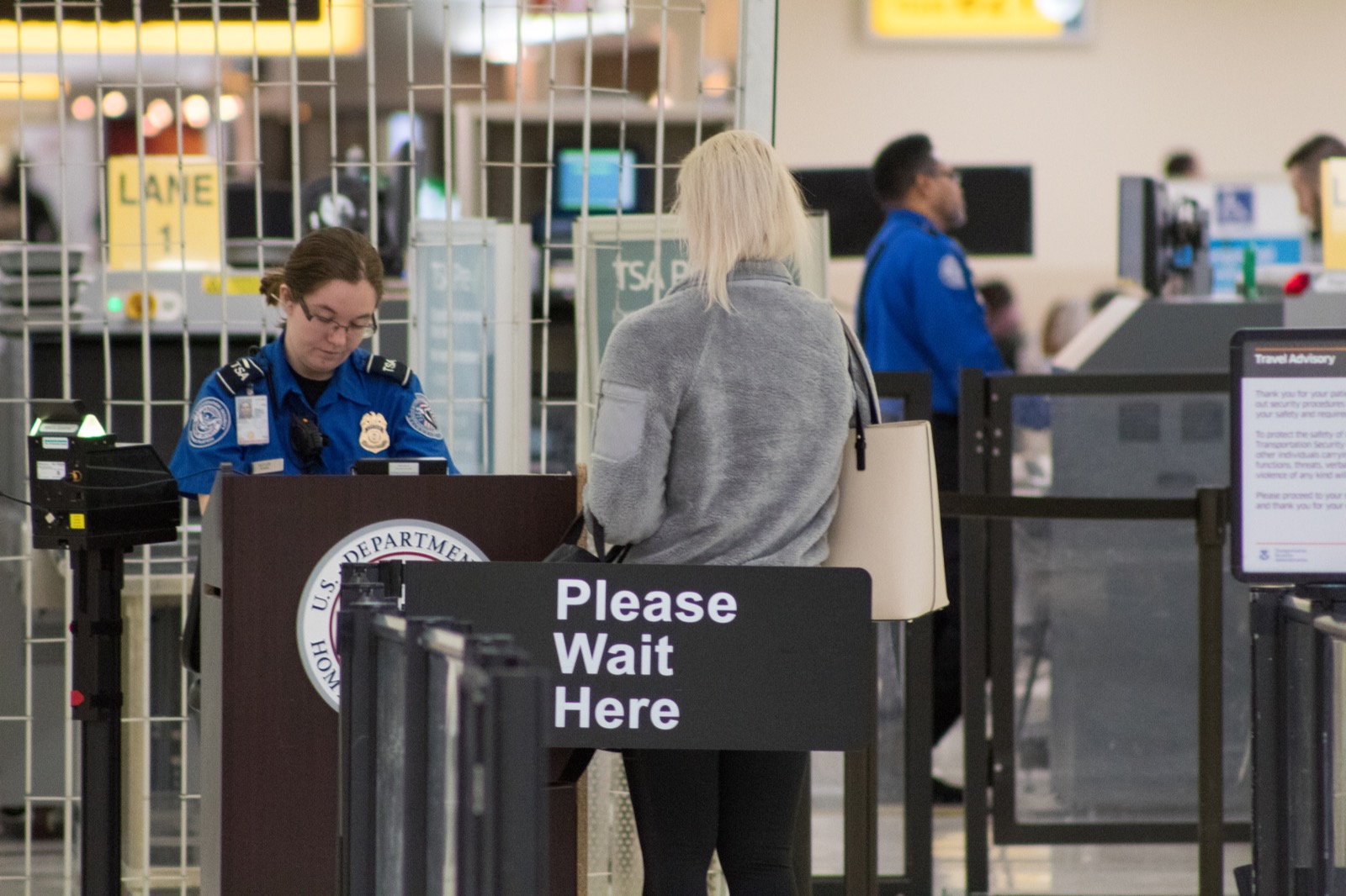 TSA 机场安检柜台核验旅客身份证件