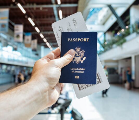 机场里旅客手持护照和登机牌准备出行