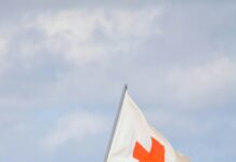 海边天气好也不代表能下水:离岸流天最该先看这几件事 海边红白安全旗在风中飘动提醒游客注意海况