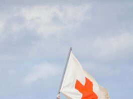 海边天气好也不代表能下水:离岸流天最该先看这几件事 海边红白安全旗在风中飘动提醒游客注意海况