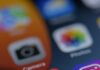 收到“包裹卡住了”短信先别点:USPIS 说这类 USPS 链接短信大概率是骗局 手机屏幕上的未读消息提示特写