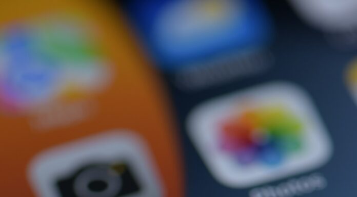 收到“包裹卡住了”短信先别点:USPIS 说这类 USPS 链接短信大概率是骗局 手机屏幕上的未读消息提示特写