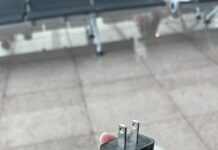 充电宝和备用锂电池别再往托运行李塞:TSA 这条规则暑假飞行前先记住 机场内插座旁的手机充电器特写