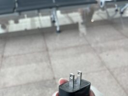 充电宝和备用锂电池别再往托运行李塞:TSA 这条规则暑假飞行前先记住 机场内插座旁的手机充电器特写