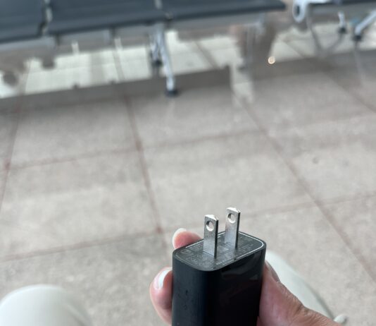 机场内插座旁的手机充电器特写