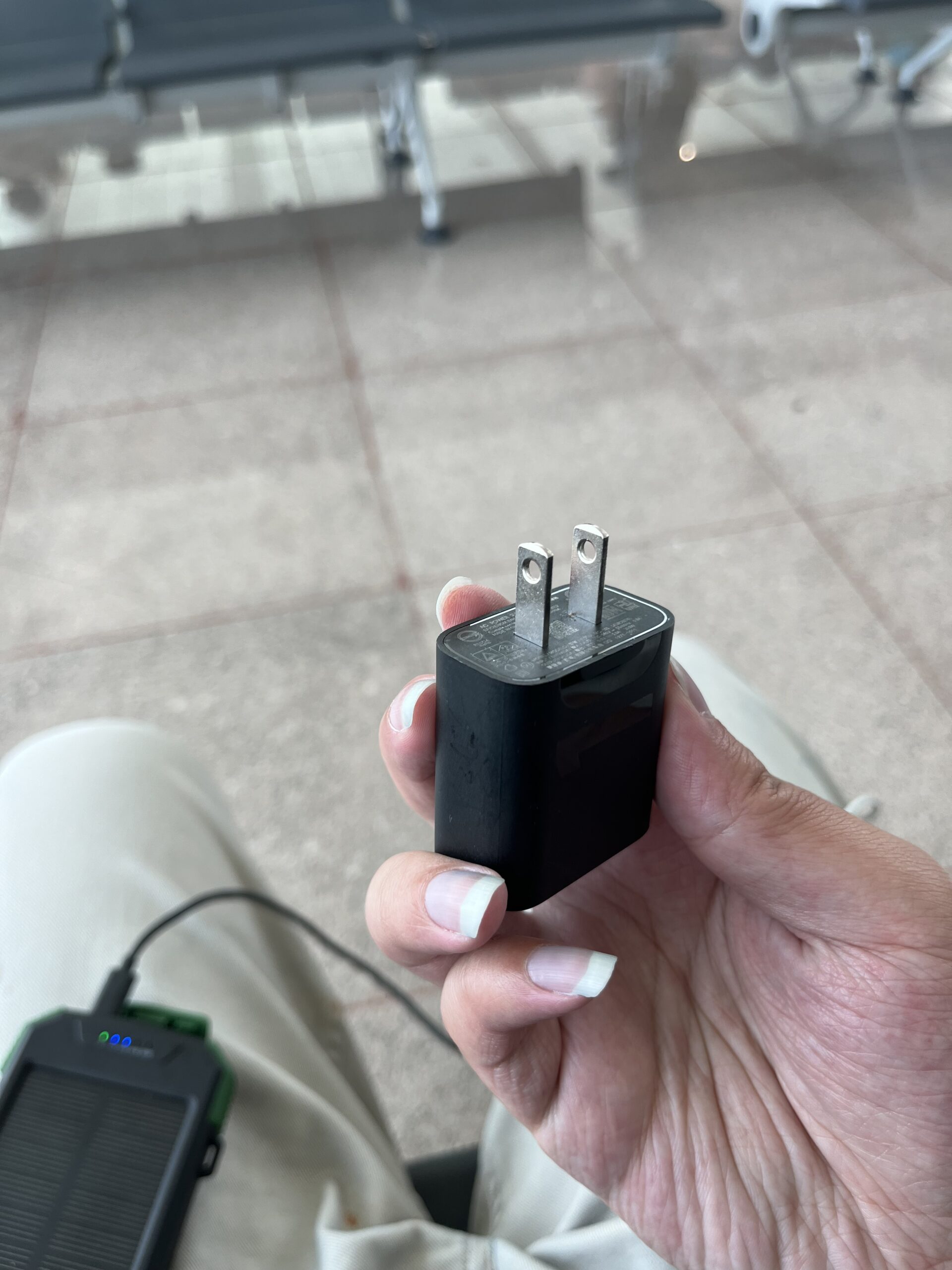 机场内插座旁的手机充电器特写