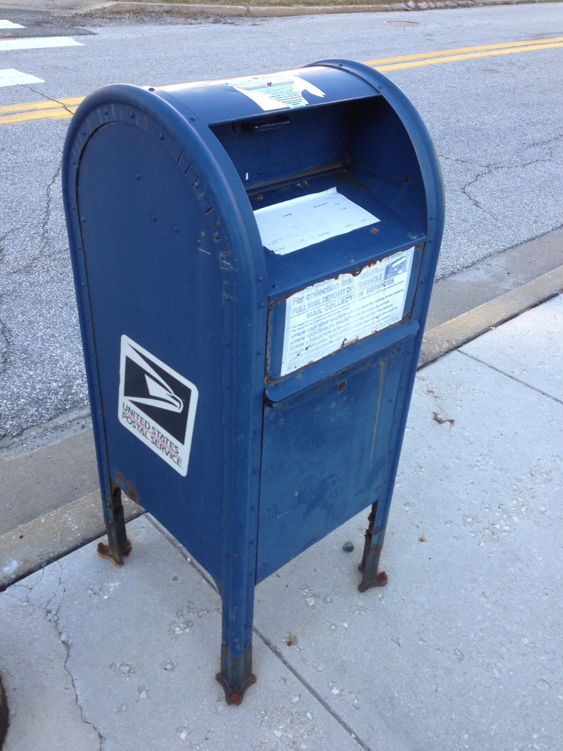 美国街头蓝色 USPS 邮筒