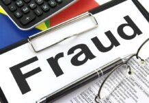 看到“先垫钱再上岗”的远程工作先停一下:FTC 说求职诈骗常卡在这几步 写着 Fraud 的夹板和计算器