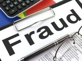 写着 Fraud 的夹板和计算器