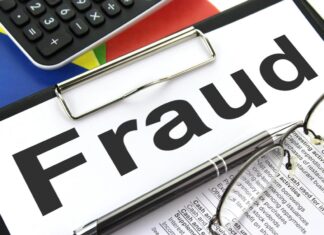 写着 Fraud 的夹板和计算器