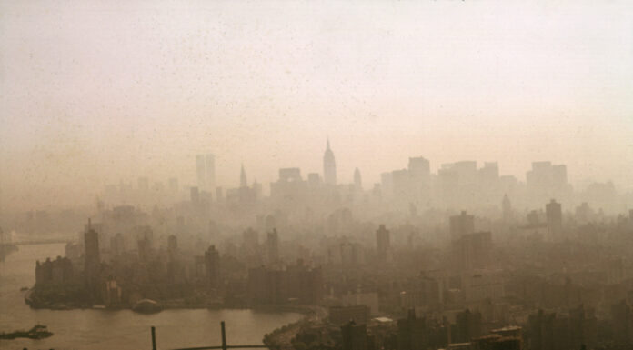 空气看着不灰也不等于安全:AirNow 提醒先看 AQI,不要只凭天气 App 决定能不能久待户外 曼哈顿天际线被重度烟雾笼罩