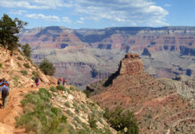 几名徒步者在 Grand Canyon South Kaibab Trail 上下行