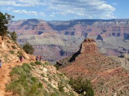 几名徒步者在 Grand Canyon South Kaibab Trail 上下行