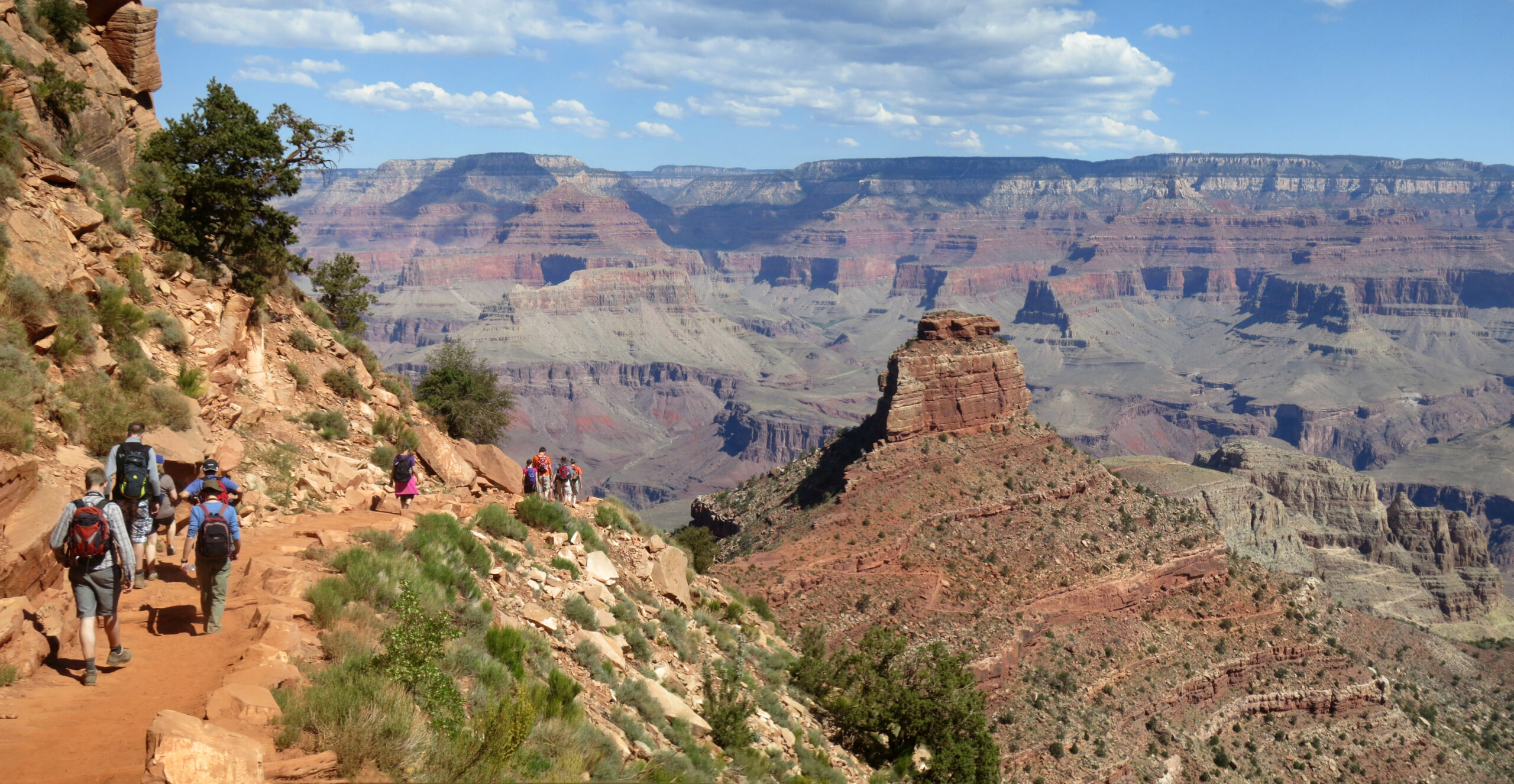 几名徒步者在 Grand Canyon South Kaibab Trail 上下行