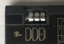 遥控器里的纽扣电池别让孩子摸到:Poison Control 说卡在食道 2 小时就可能重伤 几枚银色纽扣电池提醒家长防止儿童误吞