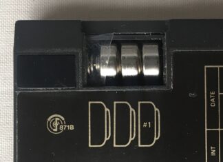 遥控器里的纽扣电池别让孩子摸到:Poison Control 说卡在食道 2 小时就可能重伤 几枚银色纽扣电池提醒家长防止儿童误吞